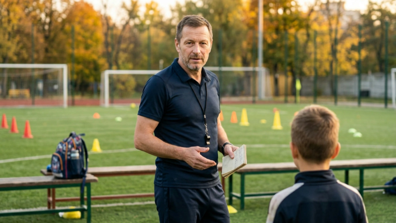Сергей Васильчук — тренер по футболу говорит с ребёнком на поле